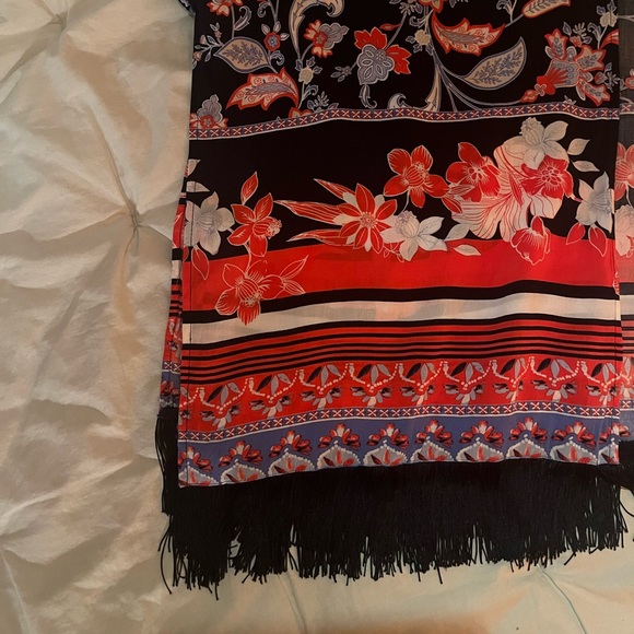 🌹 CLEO Navy, Red and White Floral Shawl with Fringe - Picture 4 of 7